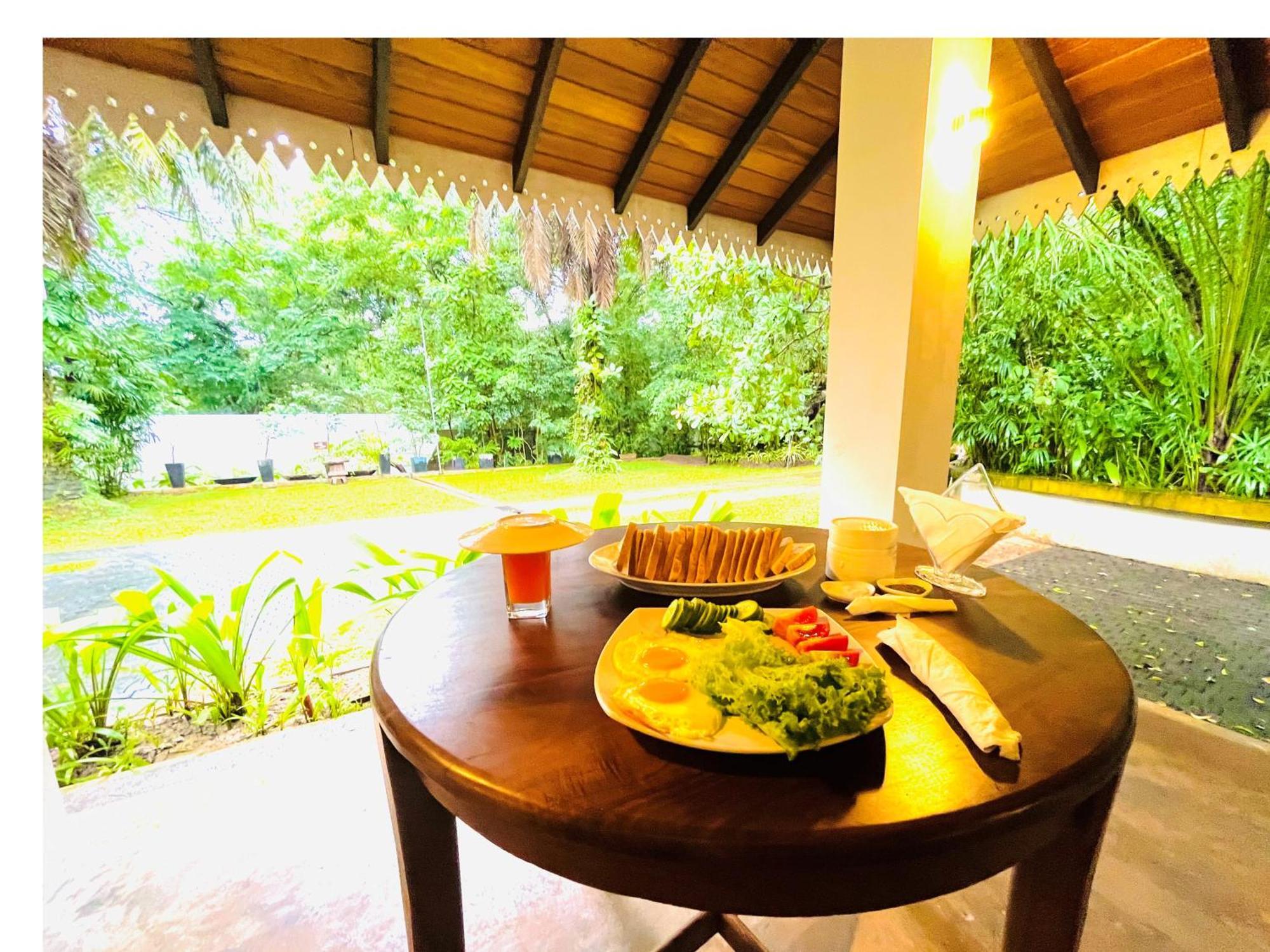 Ceylon Kingsmen Garden Hotel - Katunayake Negombo Extérieur photo