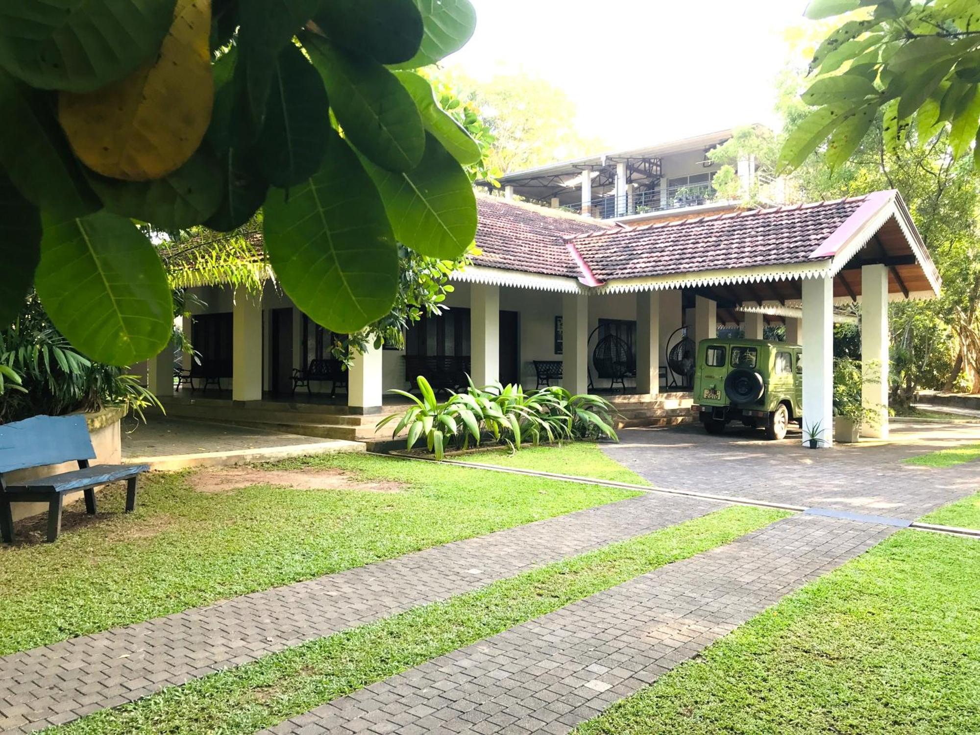 Ceylon Kingsmen Garden Hotel - Katunayake Negombo Extérieur photo